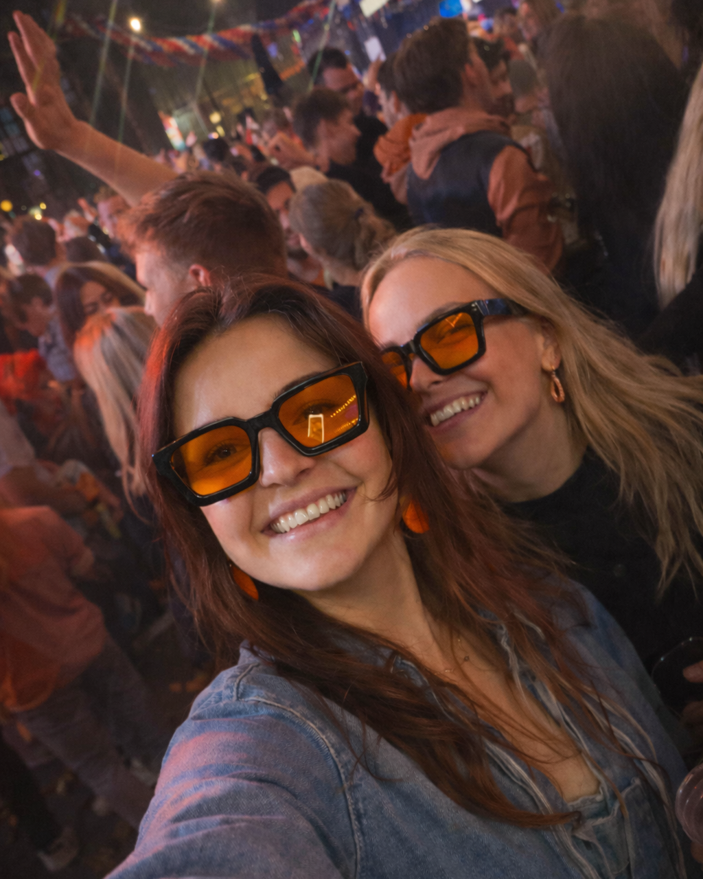 Zonnebril vierkant dik montuur met oranje lenzen